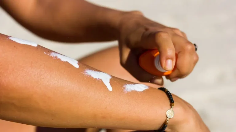 Pourquoi la crème solaire "une fois pour toutes" est une illusion dangereuse
