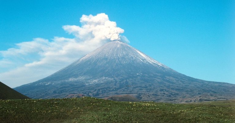 Une série d'éruptions fulgurantes à Java oriental