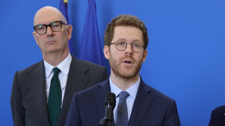 Une stratégie d'ajustement budgétaire sous tension