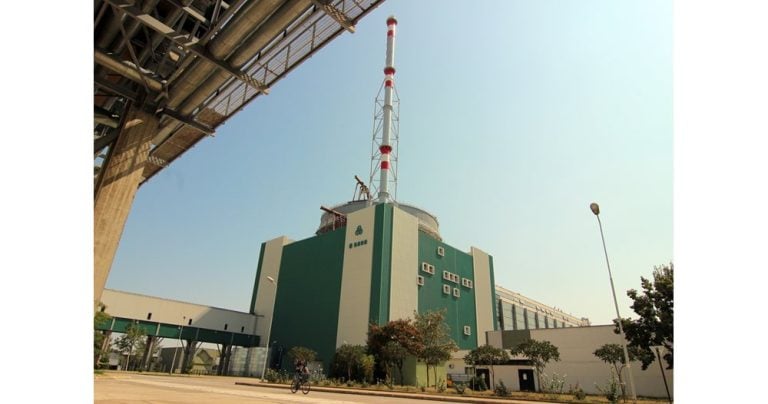 Un contrat historique pour la première centrale, mais une course déjà engagée pour la seconde