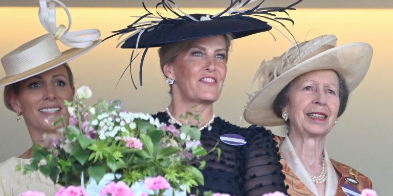 Pourquoi la reine Camilla a choisi un bijou hérité de la reine mère