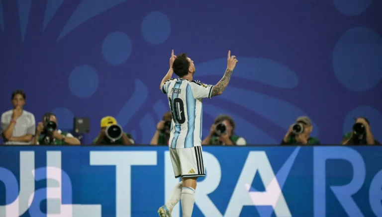 Le triplé de Lionel Messi et l'égalité du record historique