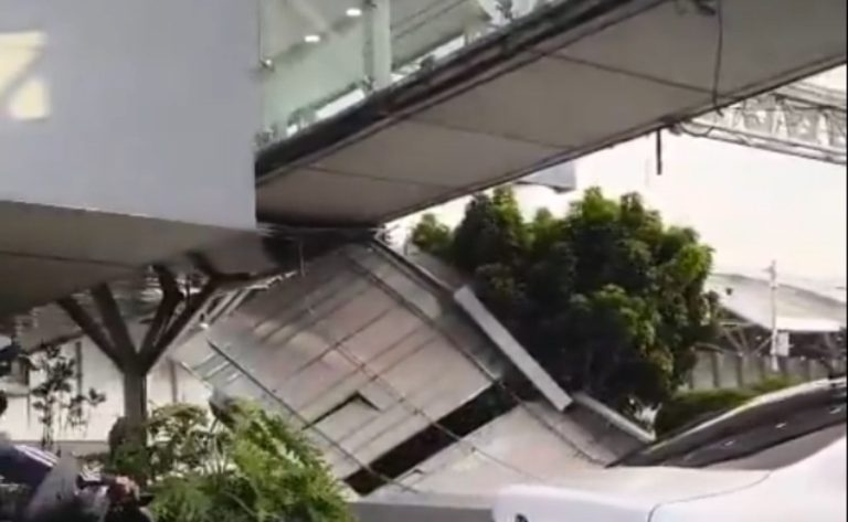 Une toiture métallique qui s'effondre sur la Terminal 1