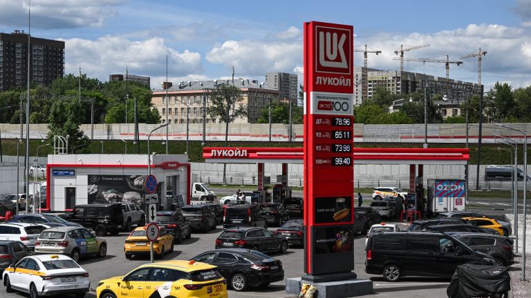 Poutine admet des pénuries de carburant en Russie : un déficit temporaire mais des conséquences réelles