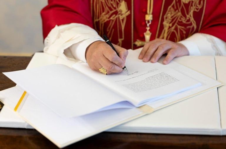 La diffusion sonore d'une doctrine sociale majeure