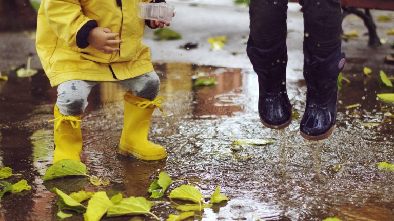 Des enfants moins actifs les jours gris : les chiffres qui surprennent