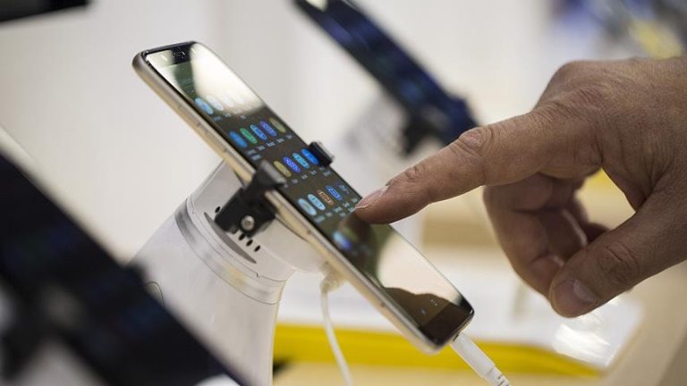Pourquoi les prix des smartphones et ordinateurs vont-ils exploser