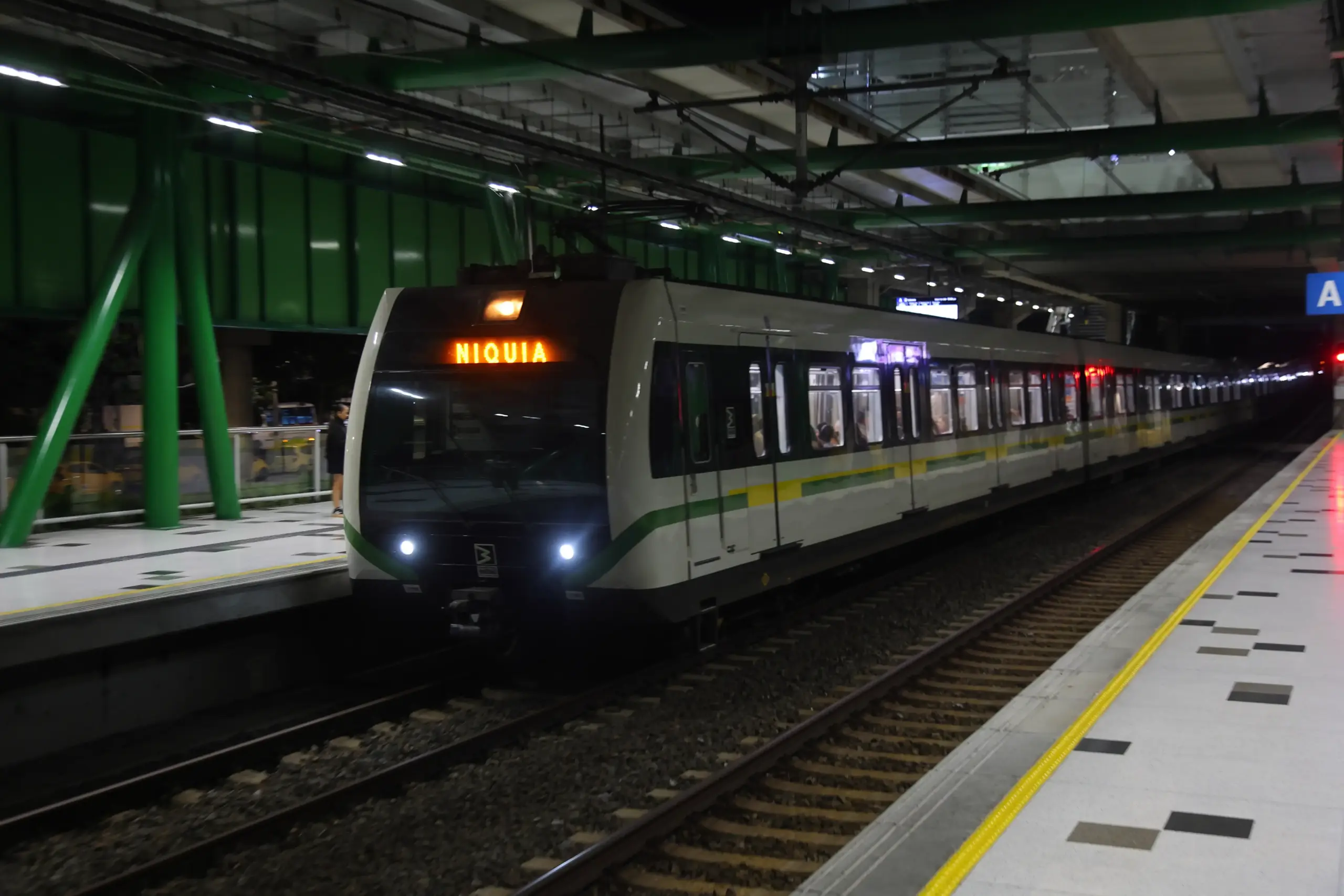 Metro de medellín, estación, tren, plataforma