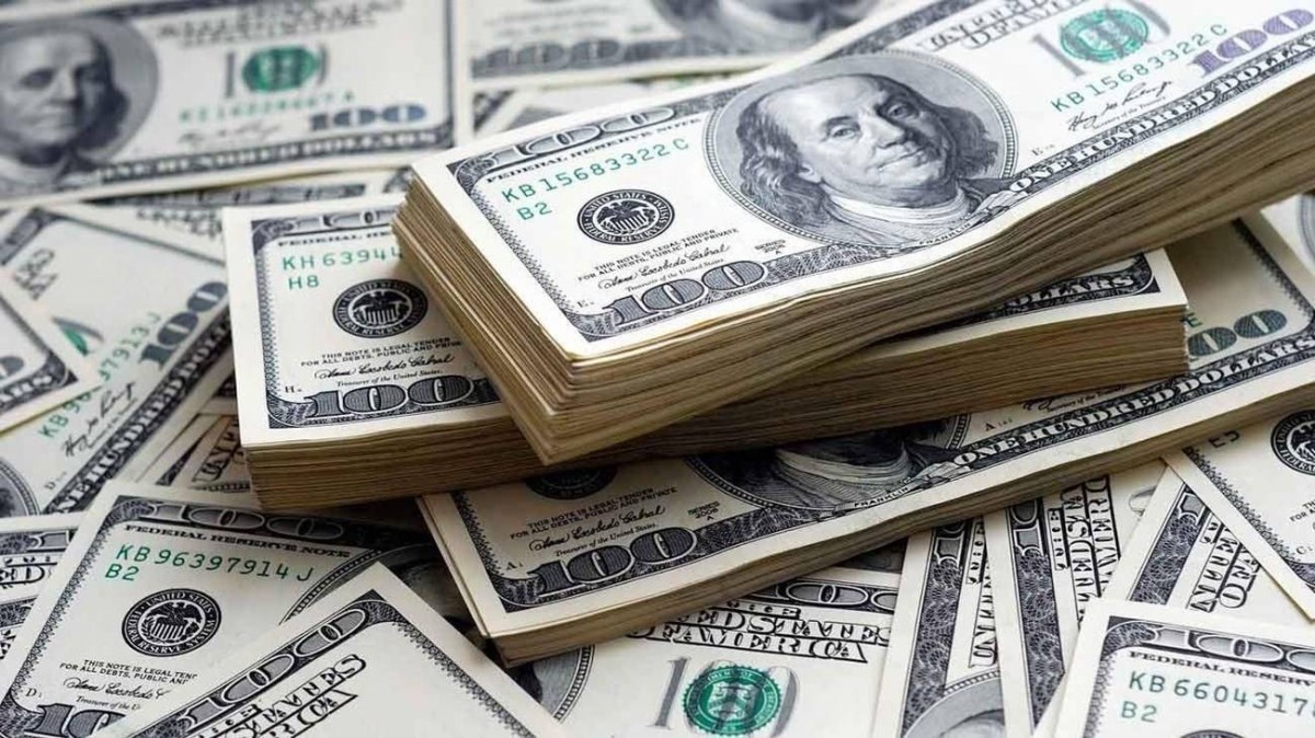 الدولار يستقر قرب أعلى مستوى له في شهر أمام العملات الرئيسية