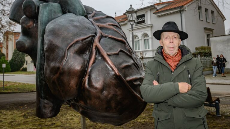 Gunther von Hagens mis à l'honneur par une sculpture pour son 80e anniversaire à Brandenburg en Allemagne