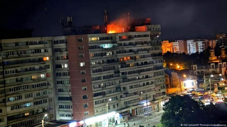 Un ataque con drones provoca un incendio en un edificio de apartamentos cerca de la frontera con Ucrania