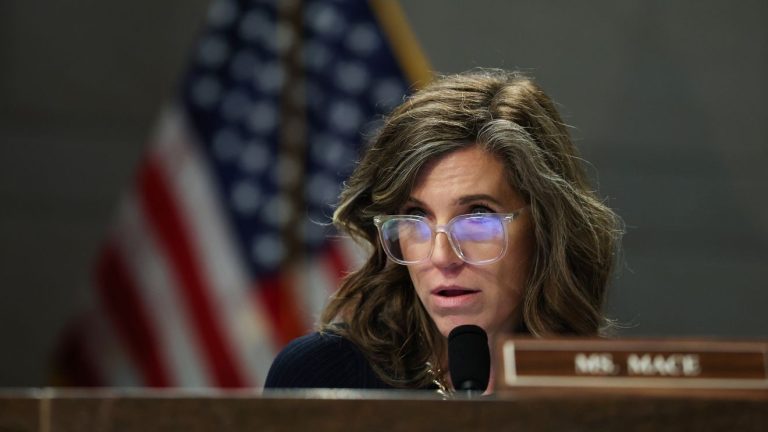 Le projet de loi Third World Immigration Moratorium Act de Nancy Mace