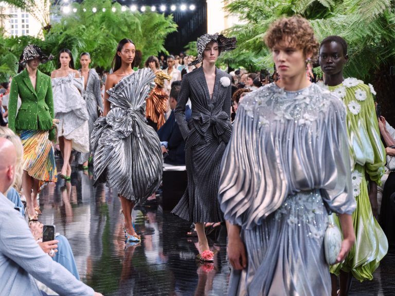 Une synergie entre couture et sculpture