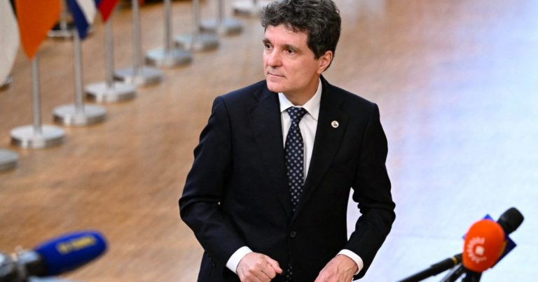 Les accusations de stratégie cynique et le financement des sondages