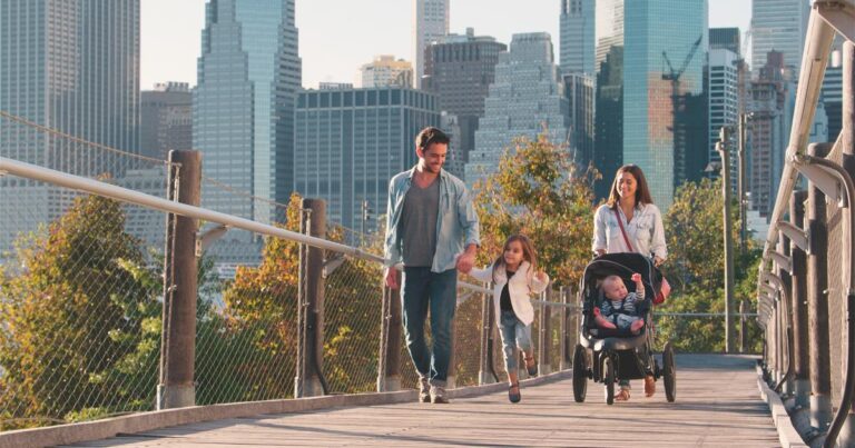 Une famille se promène paisiblement dans le quartier de Manhattan à New York