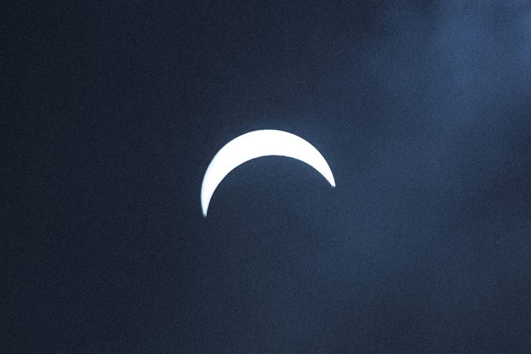 Le spectacle rare d'une éclipse au crépuscule