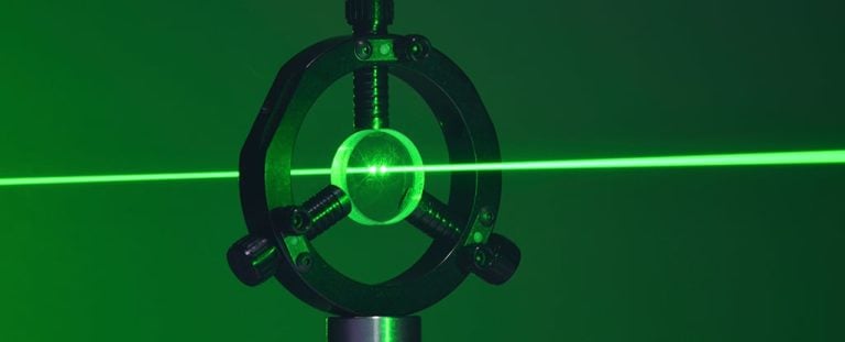 Les fondements physiques du laser : au-delà de la lumière ordinaire
