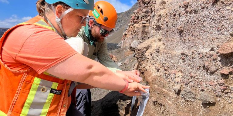 L'Observatoire volcanologique d'Hawaï prélève des échantillons sur le cratère Halema‘uma‘u