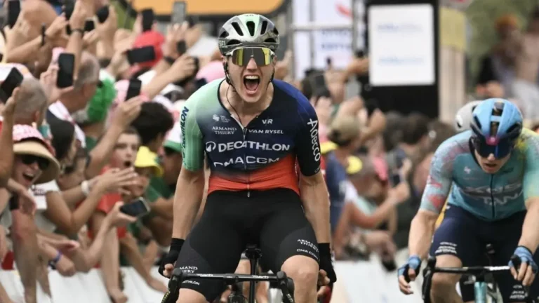 Un sprint désorganisé et une victoire tactique pour Olav Kooij