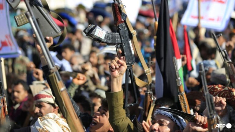 Donald Trump menace l'Iran après des attaques des Houthis en mer Rouge