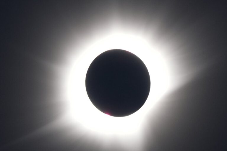 Éclipse Solaire : Des Millions d'Européens Observent le Phénomène