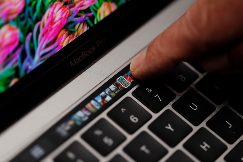 MacBook Pro OLED : Les défis ergonomiques et logiciels du tactile