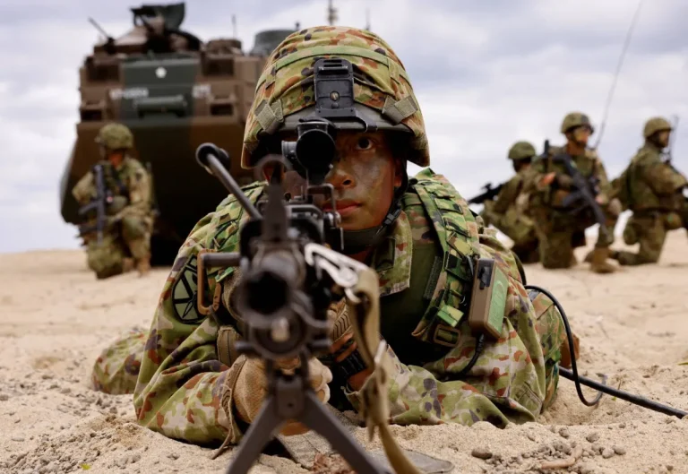 Japon : Tokyo abandonne sa doctrine pacifiste face aux tensions en Asie