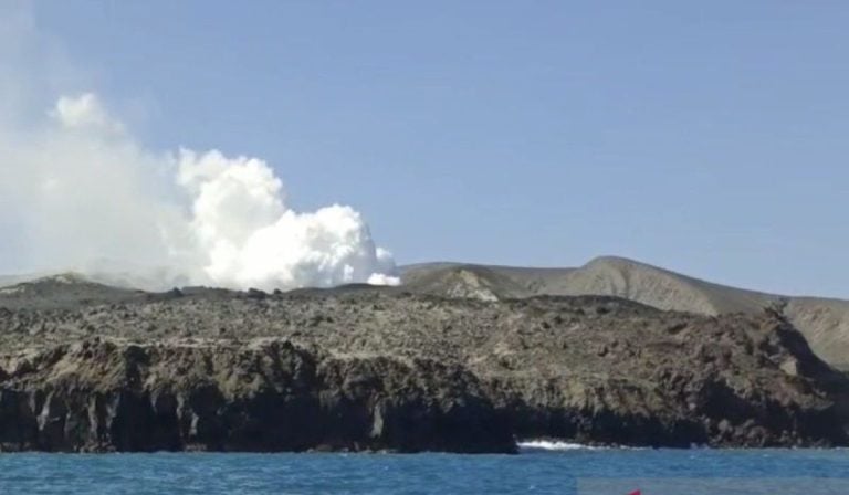 Gunung Anak Krakatau : Le PVMBG enregistre vingt éruptions le 17 août 2026