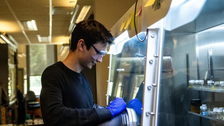 Penn State : une enzyme synthétique transforme les molécules sans déchets