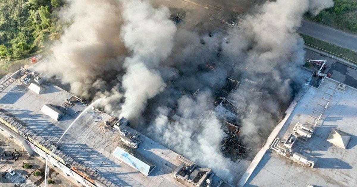 Frappes russes à Kryvyi Rih : 14 morts dans un centre commercial