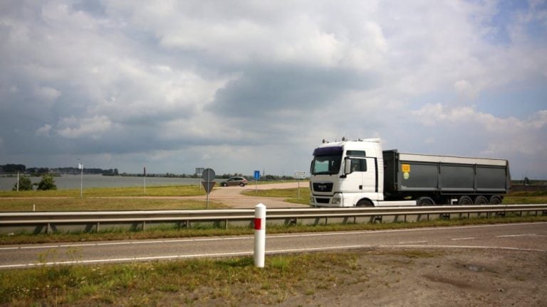 Rijkswaterstaat Interdit les Poids Lourds sur la Digue Lelystad-Enkhuizen