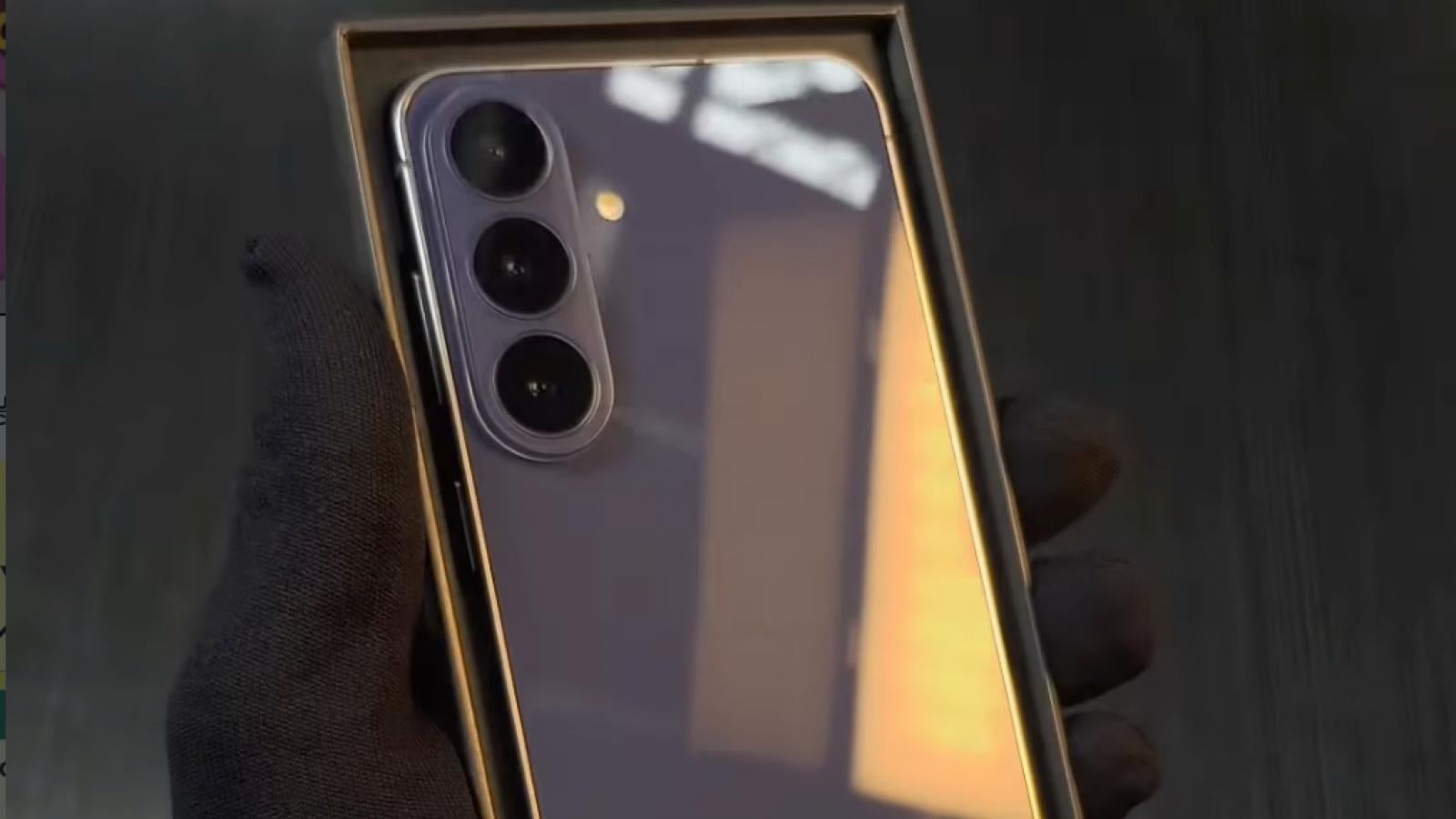 Samsung Galaxy S26 FE apare scos din cutie înainte de debut; Spatele lucios schimbă aspectul seriei FE