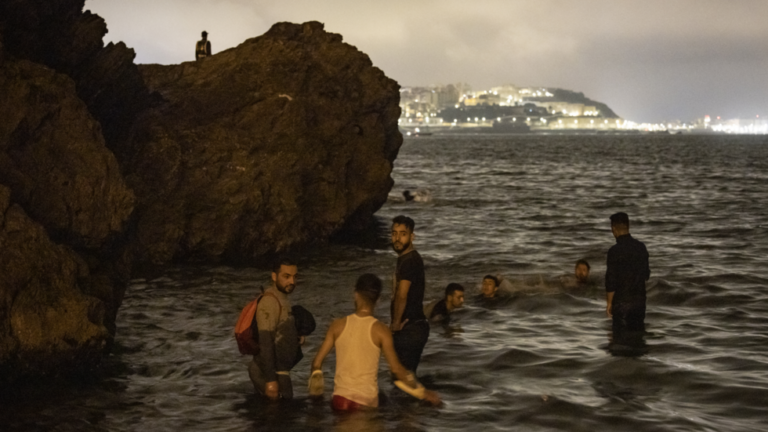 Ceuta : Des dizaines de milliers de migrants traversent l'enclave espagnole