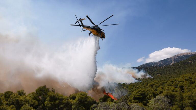 Grèce : collision de deux hélicoptères bombardiers d'eau