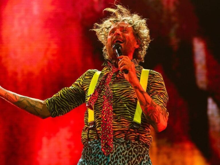 Jovanotti, festa per 25mila a Olbia, «anche se ho quasi 60 anni e me li sento tutti. Ho imparato a convivere con i danni neur