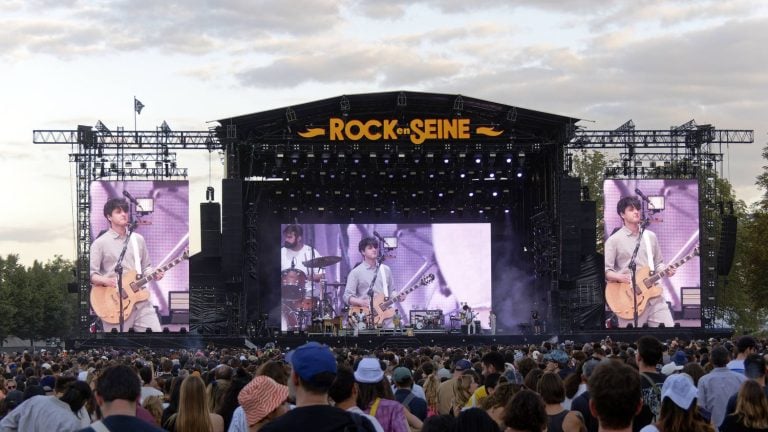 Le groupe Vampire Weekend en concert le 21 août 2025, lors du festival Rock en Seine au parc national de Saint-Cloud