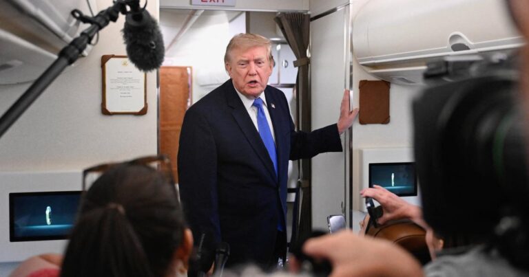 Donald Trump devant les médias à bord de l’Air Force One en route vers la Base conjointe Andrews, dans le Maryland, aux