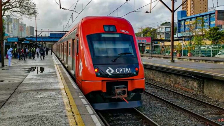 Trem da Série 8500 operando na Linha 10-Turquesa