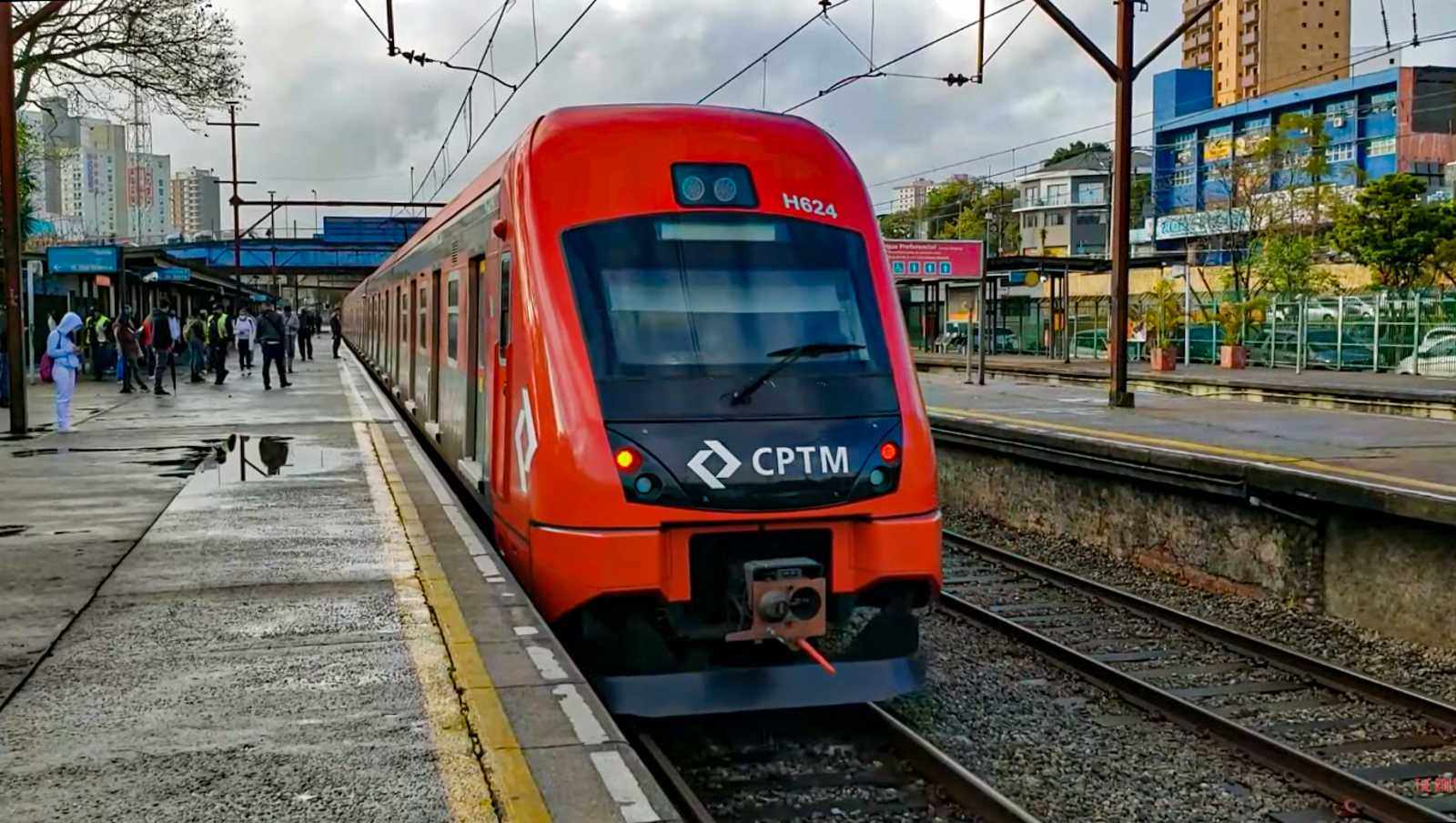 Trem da Série 8500 operando na Linha 10-Turquesa
