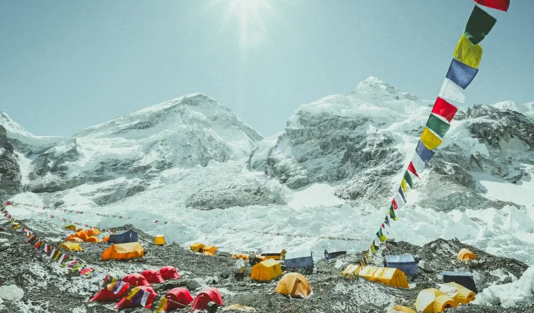 Camp de base de l'Everest : la chaleur humaine pourrait faire fondre la glace