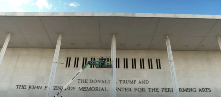 Kennedy Center : un juge annule le renommage et condamne l'institution