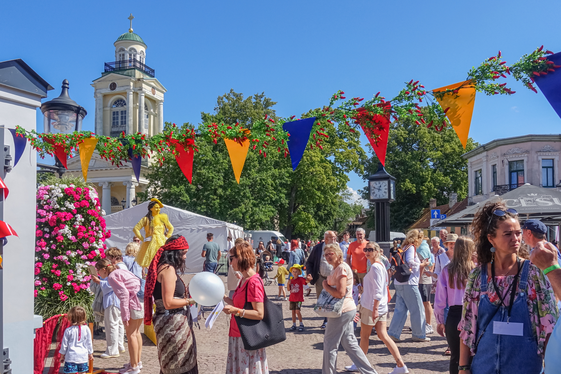 Ventspils : la Promenade du Vendredi Soir Investit le Centre Historique