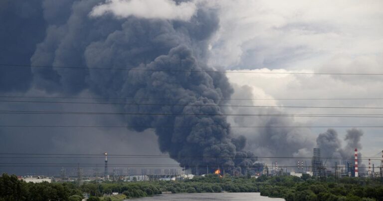 D’épaisses volutes de fumée avec des flammes s’élèvent d’une raffinerie de pétrole à la suite d’une attaque de drone
