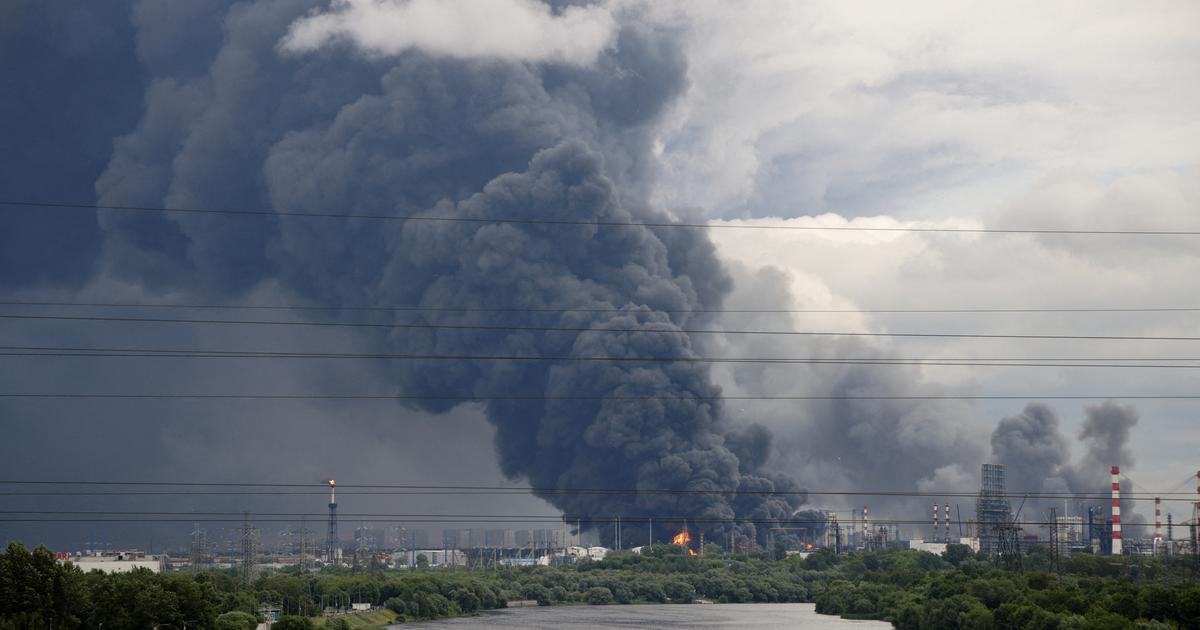D’épaisses volutes de fumée avec des flammes s’élèvent d’une raffinerie de pétrole à la suite d’une attaque de drone