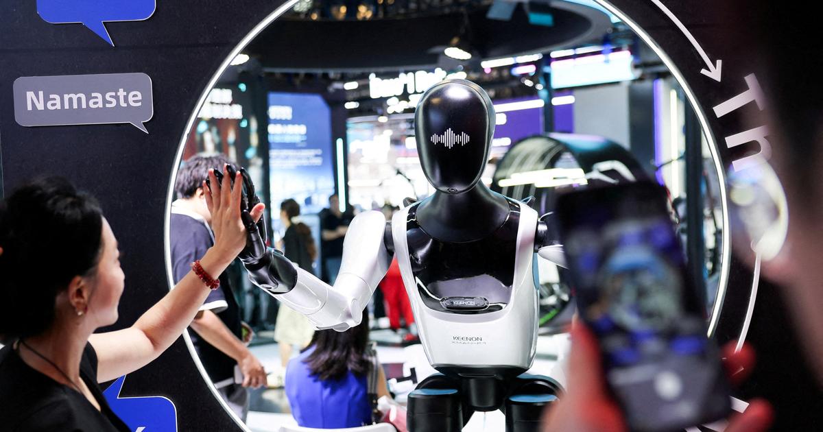 Un robot humanoïde au stand de Keenon Robotics lors de la Conférence Mondiale sur l’Intelligence Artificielle (WAIC) à