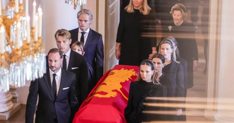 Marius Borg Høiby participe à la procession de la bâche du roi Harald