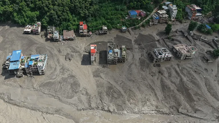 Népal : Un Effondrement de Glacier a Provoqué des Crues Dévastatrices