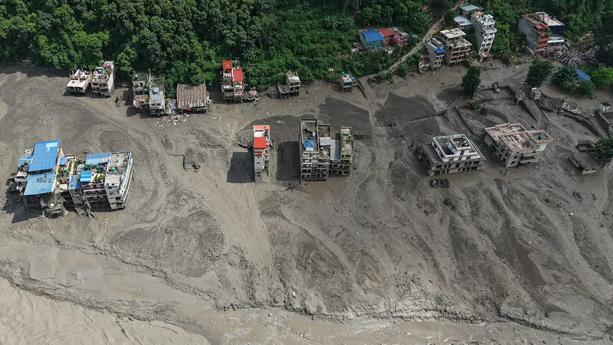 Népal : Un Effondrement de Glacier a Provoqué des Crues Dévastatrices