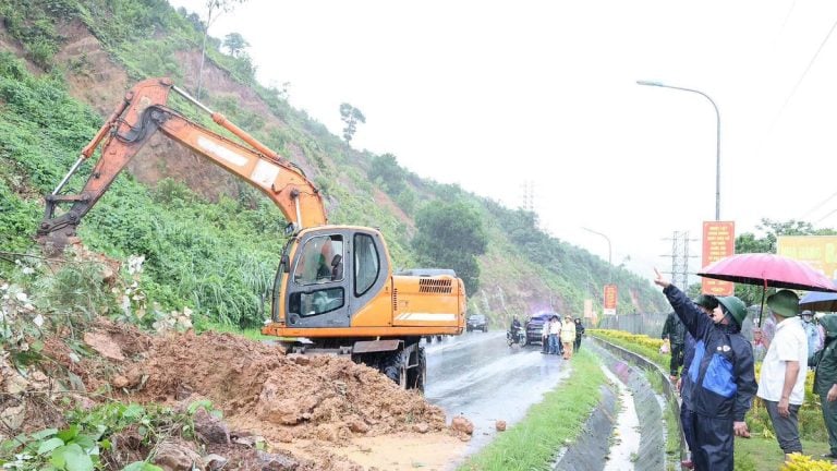 Mưa lớn gây sạt lở, ngập nhiều nơi ở Quảng Ninh