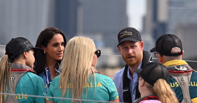 Prins Harry och Meghan samtalar med volontärer vid ett evenemang